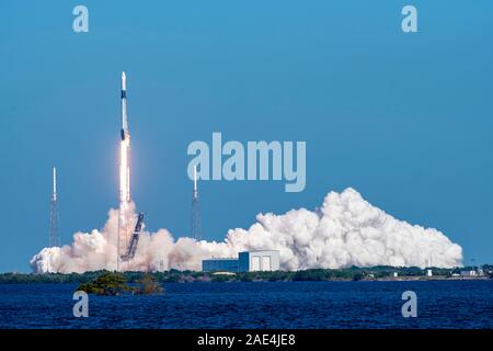 Cap Canaveral, USA. 05 Décembre, 2019. Le SpaceX Falcon 9 rocket décolle avec le Dragon de la cargaison commerciale capsule sur la mission DU CS EX-19 à la Station spatiale internationale à partir de l'espace complexe de lancement 40 de Cap Canaveral Air Force Station le 5 décembre 2019 au Cap Canaveral, en Floride. Le Dragon fera environ 5 700 kg d'instruments scientifiques, des fournitures et de l'équipage du matériel au laboratoire orbital et son équipage. Credit : SpaceX/SpaceX/Alamy Live News Banque D'Images