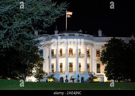 Washington DC, USA. 05 Décembre, 2019. La maison blanche décorée pour Noël comme il s'allume pendant la 97e conférence annuelle de l'arbre de Noël national 2019 de l'éclairage sur la cérémonie du 5 décembre 2019, l'Ellipse à Washington, D.C. Crédit : Joyce Boghosian/White House Photo/Alamy Live News Banque D'Images