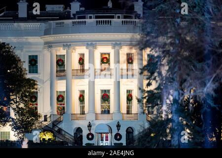 Washington DC, USA. 05 Décembre, 2019. La maison blanche décorée pour Noël comme il s'allume pendant la 97e conférence annuelle de l'arbre de Noël national 2019 de l'éclairage sur la cérémonie du 5 décembre 2019, l'Ellipse à Washington, D.C. Crédit : Andrea Hanks/White House Photo/Alamy Live News Banque D'Images