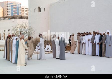 Les hommes effectuant les Yowla Emirati, une danse traditionnelle dans l'héritage de l'Emirats Arabes Unis - moyen-orientale, et la culture arabe Banque D'Images