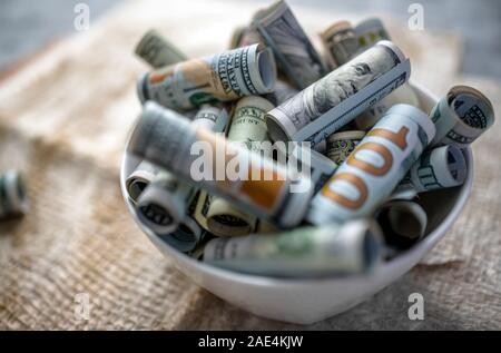 Billets de trésorerie de American dollar bills de diverses valeurs debout sur la table comme une métaphore de la vie de l'alimentation et les valeurs un rappel de la fragilité de Banque D'Images