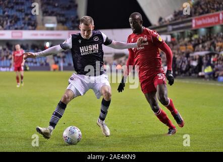 Le Millwall Jed Wallace (à gauche) et Nottingham Forest's Albert Adomah en action au cours de la Sky Bet Championship match à la nouvelle Den, Londres. Banque D'Images