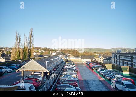 Vue sur le pont supérieur d'un montrant plusieurs étages au-delà des collines Banque D'Images