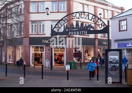 Entrée de la nouvelle zone commerçante moindres carrés avec boutique de vêtements au détail, M&Co à l'arrière-plan, Penrith, Cumbria, Royaume-Uni Banque D'Images