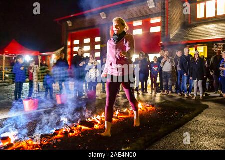 Bridport, Dorset, UK. 6e décembre 2019. Les membres du public de marcher à travers les tisons qu'ils prennent part à un organisme de bienfaisance à firewalk Bridport Community Fire Station dans Dorset de l'aide de la charité des pompiers. Crédit photo : Graham Hunt/Alamy Live News. Banque D'Images