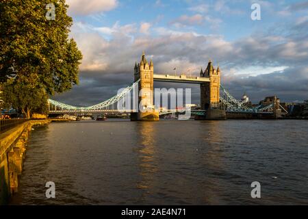 Londres - le 06 septembre 2019 : Des nuages sombres derrière l'emblématique Tower Bridge avec un peu de lumière sur les tours de l'après-midi l'ajout de contraste naturel, Londres S Banque D'Images