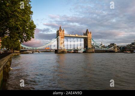 Londres - le 06 septembre 2019 : Des nuages sombres derrière l'emblématique Tower Bridge avec un peu de lumière sur les tours de l'après-midi l'ajout de contraste naturel, Londres S Banque D'Images