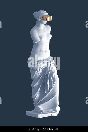 Modèle 3D'Aphrodite avec la réalité virtuelle d'or Lunettes sur fond bleu. Conception de l'art à l'intérieur de la réalité virtuelle. Banque D'Images