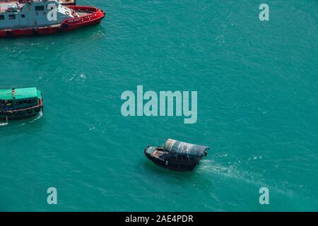 Comme Vue aérienne de l'bateaux de pêche amarrés dans l'île de Hong Kong's Aberdeen Harbour Banque D'Images