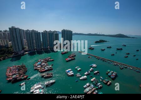 Comme Vue aérienne de l'bateaux de pêche amarrés dans l'île de Hong Kong's Aberdeen Harbour Banque D'Images