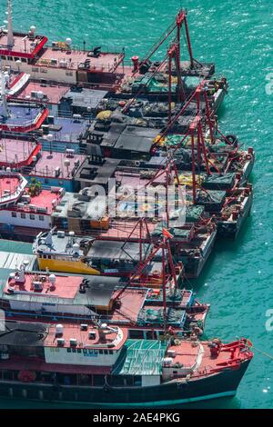 Comme Vue aérienne de l'bateaux de pêche amarrés dans l'île de Hong Kong's Aberdeen Harbour Banque D'Images