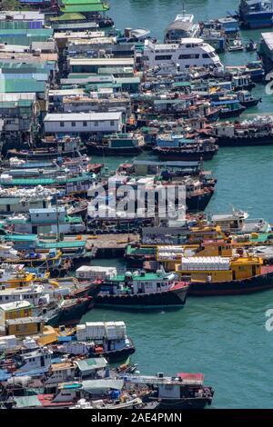 Comme Vue aérienne de l'bateaux de pêche amarrés dans l'île de Hong Kong's Aberdeen Harbour Banque D'Images