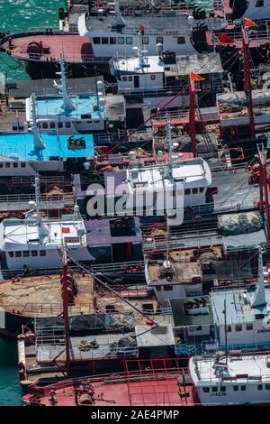 Comme Vue aérienne de l'bateaux de pêche amarrés dans l'île de Hong Kong's Aberdeen Harbour Banque D'Images