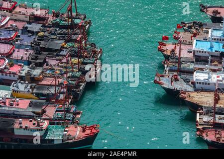 Comme Vue aérienne de l'bateaux de pêche amarrés dans l'île de Hong Kong's Aberdeen Harbour Banque D'Images