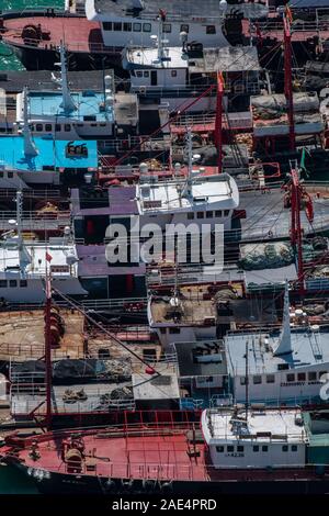 Comme Vue aérienne de l'bateaux de pêche amarrés dans l'île de Hong Kong's Aberdeen Harbour Banque D'Images