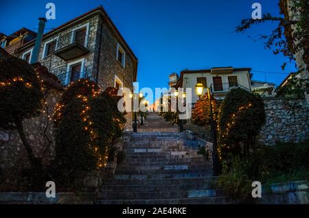 Vue panoramique de Arachova Village décoré pour Noël. Arachova est un village pittoresque avec une vue panoramique, montée de petites maisons. Banque D'Images