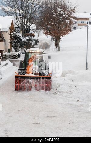 L'entretien des routes en hiver. Tracteur avec rotor de fraisage et de nettoyage de l'équipement de chasse-neige de la rue de l'enneigement. Banque D'Images