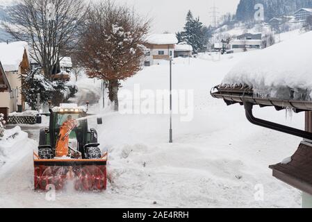 L'entretien des routes en hiver. Tracteur avec rotor de fraisage et de nettoyage de l'équipement de chasse-neige de la rue de l'enneigement. Banque D'Images