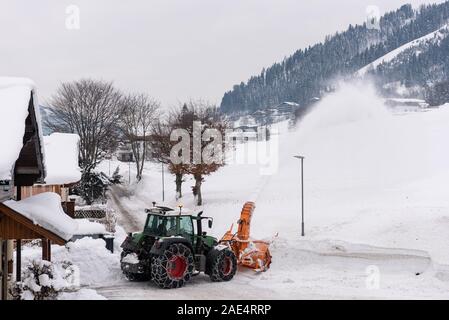 L'entretien des routes en hiver. Tracteur avec rotor de fraisage et de nettoyage de l'équipement de chasse-neige de la rue de l'enneigement. Banque D'Images