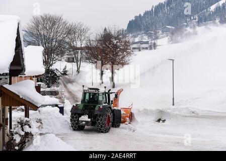 L'entretien des routes en hiver. Tracteur avec rotor de fraisage et de nettoyage de l'équipement de chasse-neige de la rue de l'enneigement. Banque D'Images