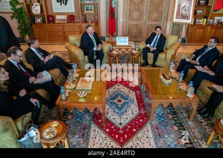 Rabat, Maroc. 05 Décembre, 2019. La secrétaire d'État des États-Unis, Mike Pompeo, centre gauche, lors d'une rencontre avec le Ministre marocain des Affaires étrangères Nasser Bourita 5 décembre 2019 à Rabat, Maroc. Pompeo arrêté lors de sa première visite au Maroc dans le cadre de la campagne de pression des États-Unis Israël contre l'Iran. Credit : Ron Przysucha Etat/Département/Alamy Live News Banque D'Images