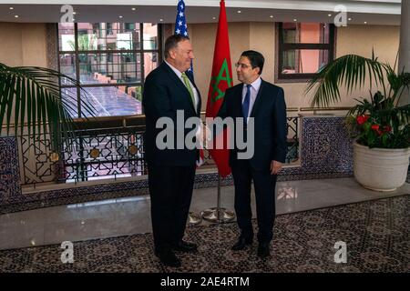 Rabat, Maroc. 05 Décembre, 2019. La secrétaire d'État des États-Unis, Mike Pompeo, gauche, est accueilli par le Ministre marocain des Affaires étrangères Nasser Bourita avant leur réunion bilatérale le 5 décembre 2019 à Rabat, Maroc. Pompeo arrêté lors de sa première visite au Maroc dans le cadre de la campagne de pression des États-Unis Israël contre l'Iran. Credit : Ron Przysucha Etat/Département/Alamy Live News Banque D'Images