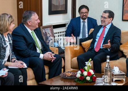 Rabat, Maroc. 05 Décembre, 2019. La secrétaire d'État des États-Unis, Mike Pompeo, gauche, lors d'une réunion bilatérale avec le chef du Gouvernement marocain Saadeddine El Othmani, le 5 décembre 2019 à Rabat, Maroc. Pompeo arrêté lors de sa première visite au Maroc dans le cadre de la campagne de pression des États-Unis Israël contre l'Iran. Credit : Ron Przysucha Etat/Département/Alamy Live News Banque D'Images