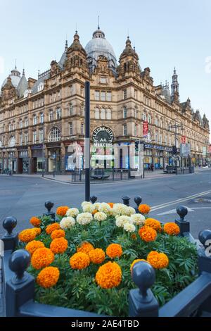 LEEDS, ANGLETERRE -AUG 06,2014:entrée aux marchés de Kirkgate, un édifice intérieur de marché dans le centre-ville de Leeds. Banque D'Images