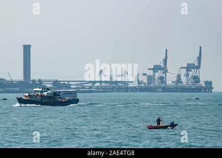 Un pêcheur commercial sur un très petit bateau de pêche avec la toile de la centrale sur l'île de Lamma, près de l'île de Hong Kong's Aberdeen Harbour Banque D'Images