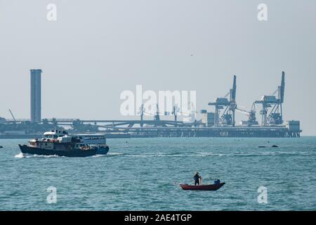 Un pêcheur commercial sur un très petit bateau de pêche avec la toile de la centrale sur l'île de Lamma, près de l'île de Hong Kong's Aberdeen Harbour Banque D'Images
