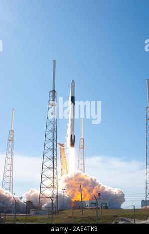Cap Canaveral, États-Unis. 05 Décembre, 2019. Le SpaceX Falcon 9 rocket décolle avec le Dragon de la cargaison commerciale capsule sur la mission DU CS EX-19 à la Station spatiale internationale à partir de l'espace complexe de lancement 40 de Cap Canaveral Air Force Station le 5 décembre 2019 au Cap Canaveral, en Floride. Le Dragon fera environ 5 700 kg d'instruments scientifiques, des fournitures et de l'équipage du matériel au laboratoire orbital et son équipage. Crédit : Tony Gray/NASA/Alamy Live News Banque D'Images