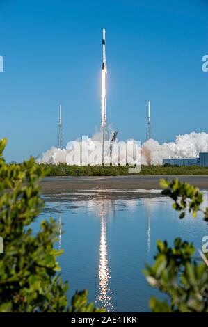 Cap Canaveral, États-Unis. 05 Décembre, 2019. Le SpaceX Falcon 9 rocket décolle avec le Dragon de la cargaison commerciale capsule sur la mission DU CS EX-19 à la Station spatiale internationale à partir de l'espace complexe de lancement 40 de Cap Canaveral Air Force Station le 5 décembre 2019 au Cap Canaveral, en Floride. Le Dragon fera environ 5 700 kg d'instruments scientifiques, des fournitures et de l'équipage du matériel au laboratoire orbital et son équipage. Crédit : Tony Gray/NASA/Alamy Live News Banque D'Images