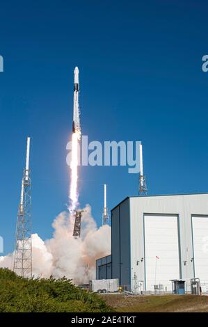 Cap Canaveral, États-Unis. 05 Décembre, 2019. Le SpaceX Falcon 9 rocket décolle avec le Dragon de la cargaison commerciale capsule sur la mission DU CS EX-19 à la Station spatiale internationale à partir de l'espace complexe de lancement 40 de Cap Canaveral Air Force Station le 5 décembre 2019 au Cap Canaveral, en Floride. Le Dragon fera environ 5 700 kg d'instruments scientifiques, des fournitures et de l'équipage du matériel au laboratoire orbital et son équipage. Crédit : Tony Gray/NASA/Alamy Live News Banque D'Images