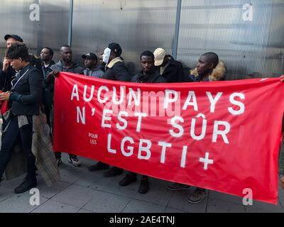 Montreuil, France, les militants migrants LGBT de l'ONG ARDHIS, protestant au Bureau du gouvernement français pour les demandeurs d'asile, avec Banner 'aucun pays n'est sûr pour les LGBTI' (personnes). Migrants discrimination des travailleurs, justice des immigrants, protestation lgbt, activisme Queer Banque D'Images