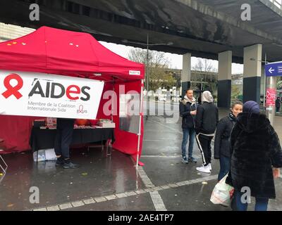 Bag-nolet, France, militants VIH SIDA des ONG AIDES, travaillant sur des projets de prévention du VIH, dépistage du VIH dans les rues, tente, panneau, campagne SIDA, activisme contre le sida, agents de santé parlant au public, contre le sida à but non lucratif Banque D'Images