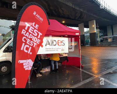 Bag-nolet, France, militants du VIH SIDA des ONG AIDES, travaillant sur des projets de prévention du VIH, tente de dépistage du VIH de rue, à but non lucratif, programme de sensibilisation et de prévention, épidémie et peste france Banque D'Images