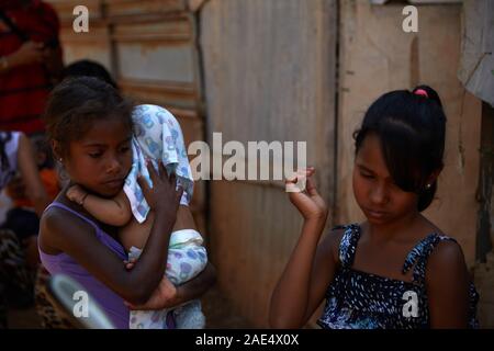 Caracas, Venezuela, Miranda. 29 Nov, 2019. Les jeunes enfants d'attendre d'être vu par un médecin pour une visite médicale. Une crise majeure se produit dans le pays d'Amérique du Sud du Venezuela. Un gouvernement corrompu et massive de l'inflation a causé un grand manque dans les soins de santé. Dans ces bidonvilles pauvres souffrent beaucoup. Certaines ONG tentent d'aider autant qu'ils le peuvent. L'une de ces ONG est Impronta Venezuela. Impronta est un organisme à but non lucratif qui est née avec le but de transformer la réalité qui nous interpelle, d'offrir des possibilités pour les populations les plus vulnérables d'atteindre t Banque D'Images