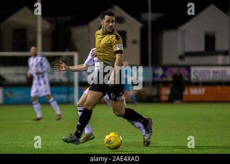 Carmarthen, 6/12/19. Luke Bowen de Carmarthen en action contre Ammanford. Carmarthen Town v Ammanford Ville de Richmond Park dans la coupe galloise JD Banque D'Images