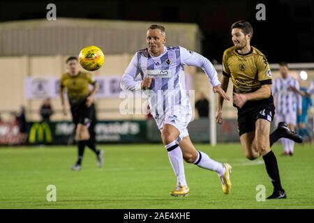 Carmarthen, 6/12/19. Lee Trundle de Ammanford marque son troisième but de côtés. Carmarthen Town v Ammanford Ville de Richmond Park dans la coupe galloise JD Banque D'Images