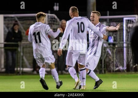 Carmarthen, 6/12/19. Lee Trundle de Ammanford marque son troisième but de côtés. Carmarthen Town v Ammanford Ville de Richmond Park dans la coupe galloise JD Banque D'Images