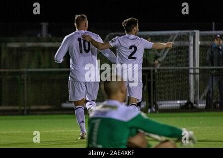 Carmarthen, 6/12/19. Lee Trundle de Ammanford côtés marque son quatrième but. Carmarthen Town v Ammanford Ville de Richmond Park dans le Cu Gallois JD Banque D'Images