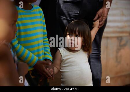 Caracas, Venezuela, Miranda. 29 Nov, 2019. Les jeunes enfants d'attendre d'être vu par un médecin pour une visite médicale. Une crise majeure se produit dans le pays d'Amérique du Sud du Venezuela. Un gouvernement corrompu et massive de l'inflation a causé un grand manque dans les soins de santé. Dans ces bidonvilles pauvres souffrent beaucoup. Certaines ONG tentent d'aider autant qu'ils le peuvent. L'une de ces ONG est Impronta Venezuela. Impronta est un organisme à but non lucratif qui est née avec le but de transformer la réalité qui nous interpelle, d'offrir des possibilités pour les populations les plus vulnérables d'atteindre t Banque D'Images