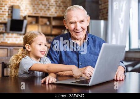 Cute little girl using laptop avec sa petite-fille Banque D'Images