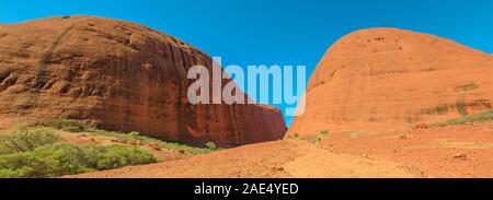 Bannière de marcher entre les deux plus grands dômes de Walpa Gorge, dans le Parc National d'Uluru-Kata Tjuta, Territoire du Nord, Australie. Dans les terres autochtones outback Banque D'Images