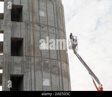 Milan Italie 4 Décembre 2019:travailleur dans la sécurité sur une plate-forme de levage mobile dans la construction de la bibliothèque d'arbres à Milan Banque D'Images