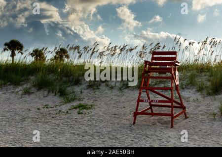 Chaise de la vie sur la plage avec vue sur la mer de l'avoine et de ciel bleu. Banque D'Images