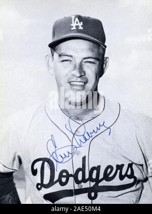 Noir et blanc autographiée photo souvenir de joueur des Dodgers de Los Angeles, Clem Labine circa 1958. Banque D'Images