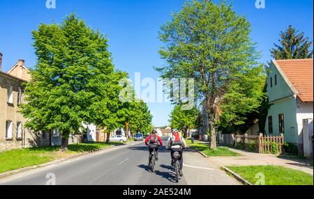 Deux cyclistes à vélo sur la piste cyclable Elbe itinéraire Eurovelo route 7 à travers la ville de Roudnice nad Labem République tchèque. Banque D'Images