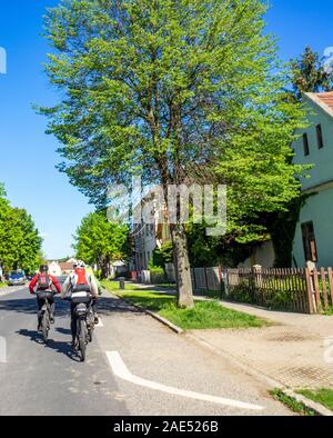 Deux cyclistes à vélo sur la piste cyclable Elbe itinéraire Eurovelo route 7 à travers la ville de Roudnice nad Labem République tchèque. Banque D'Images