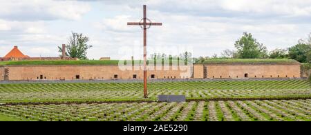 Crucifix et tombes dans le Cimetière national hors de Theresienstadt Malá pevnost petite forteresse Nazi concentration camp Terezin République tchèque. Banque D'Images